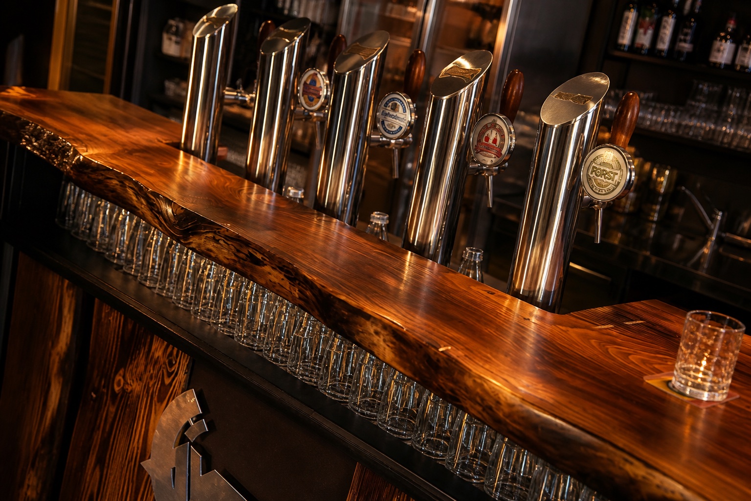 Banco in legno e spina delle birre