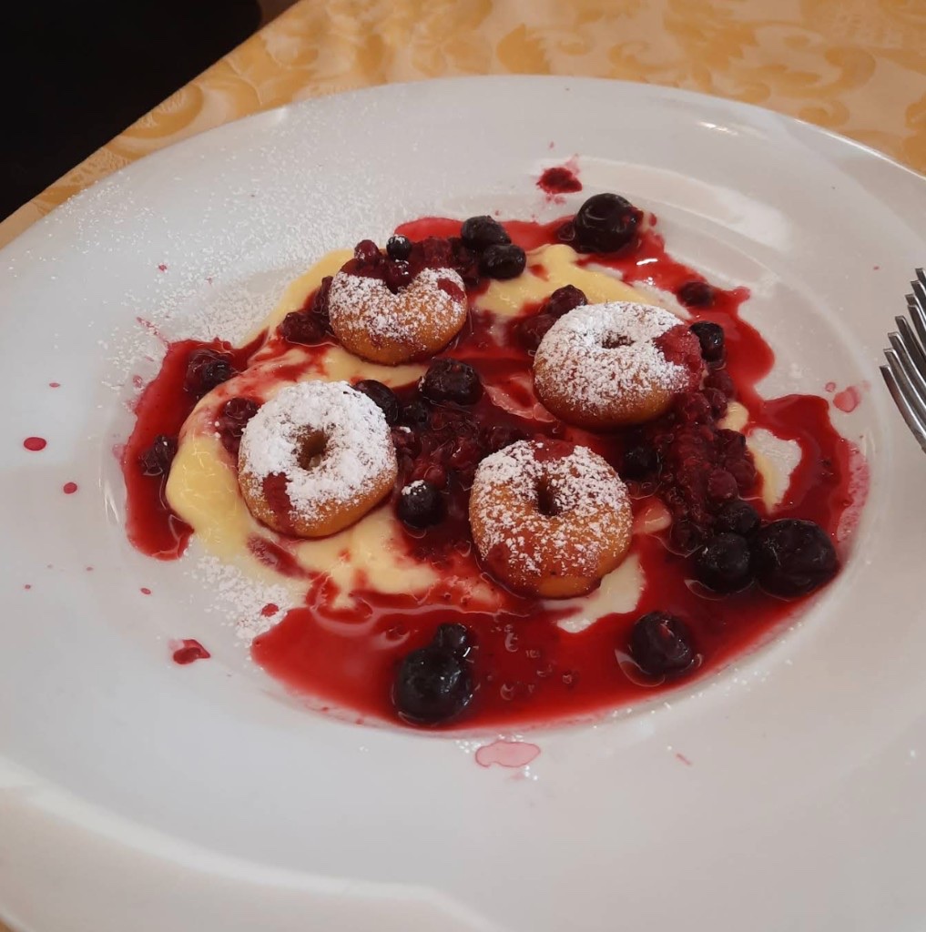 Frittelle con crema e salsa ai frutti di bosco
